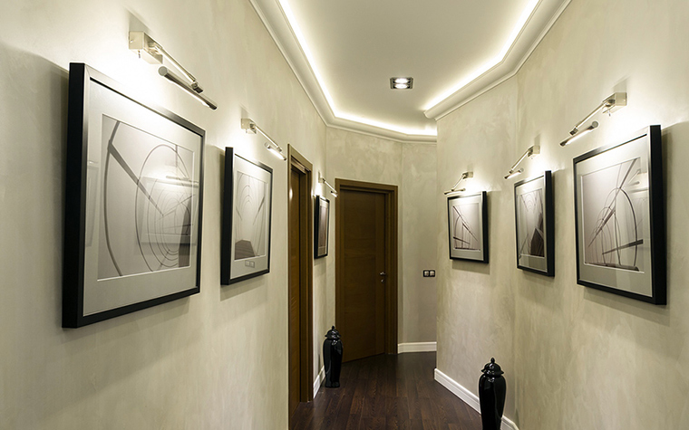 Подсветка  на стенах и потолке в узком коридоре