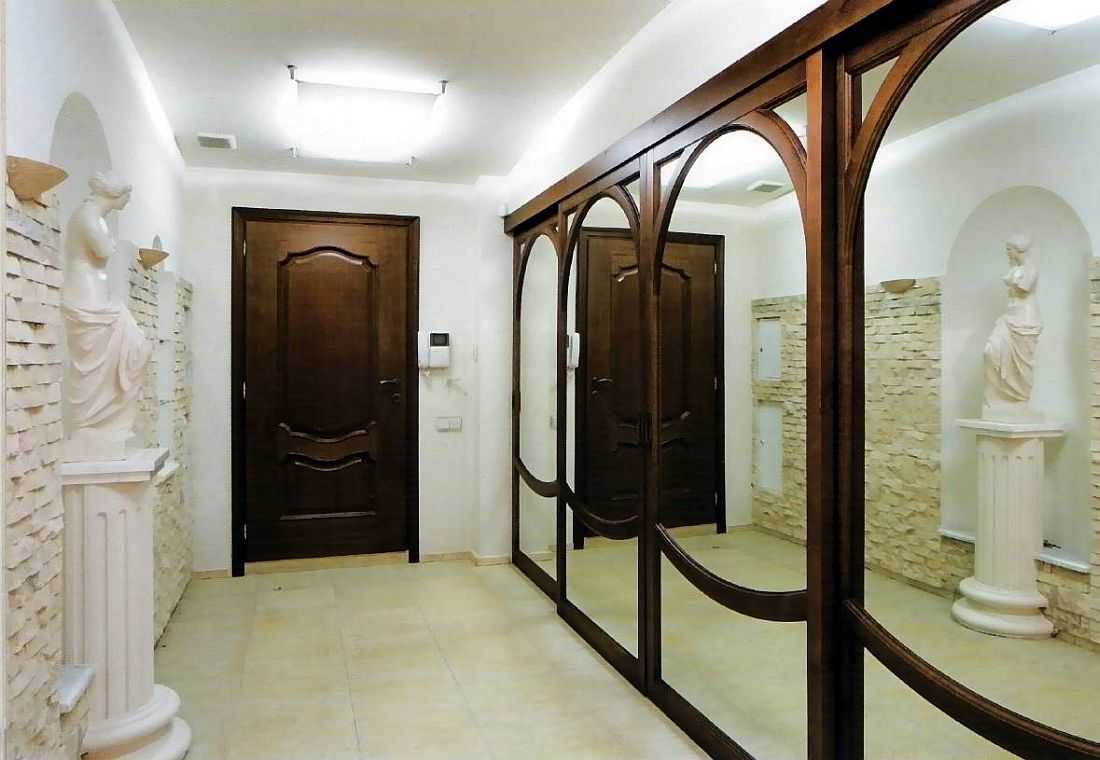 Крупное зеркало в узком коридоре