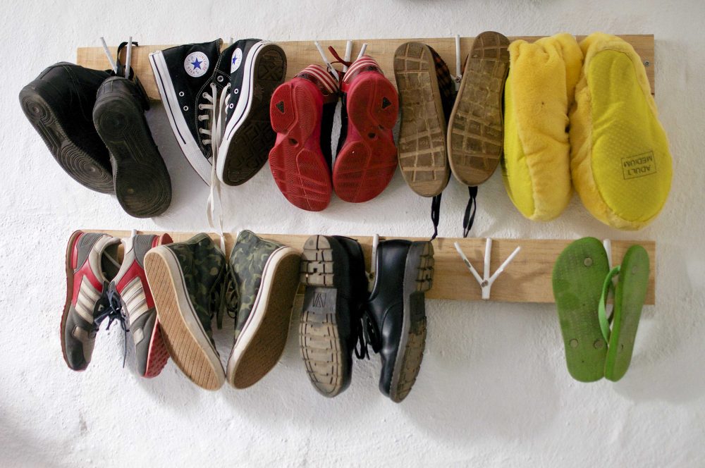 Хранение обуви в подвесном виде в прихожей