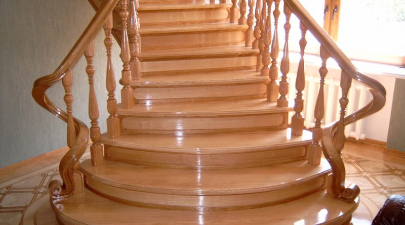 Чем покрасить деревянную лестницу: выбор лакокрасочного материала и технология окрашивания в фото