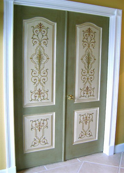 Декорирование дверей своими руками бумагой и художественной росписью в фото