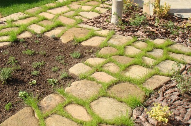 Каменные садовые дорожки: из бетона, кирпича, гальки, гравия, плитки и не только (40 фото) в фото